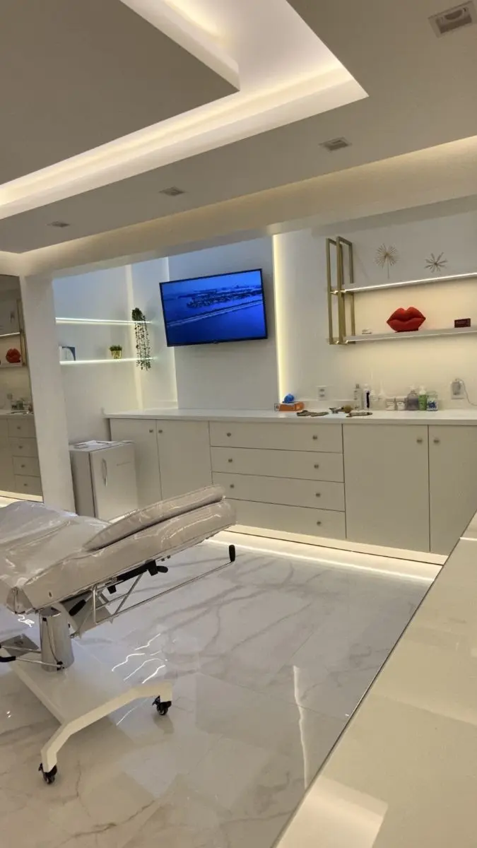 Bancada de atendimento da clínica, demonstrando os dermocosméticos premium e equipamentos utilizados no protocolo.