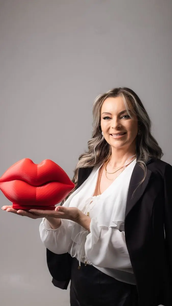 Sala de atendimento da clínica de estética em Canoas, apresentando maca reclinável branca, iluminação projetada e ambiente focado em biossegurança.